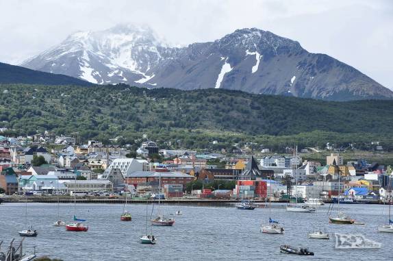 A cidade de Ushuaia, entre as montanhas da Cordilheira Darwin e o Canal de Beagle, no sul da Terra do Fogo, na Argentina